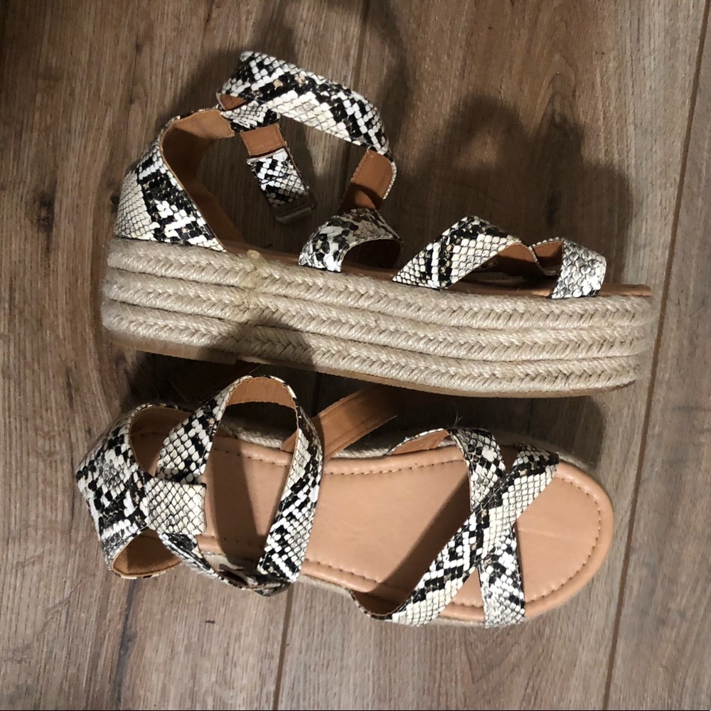 Snake skin platform sandals🐍